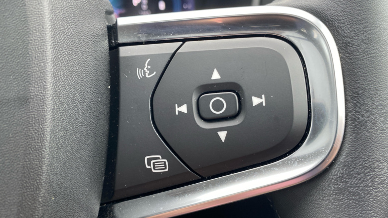 Volvo XC40 2.0 B4P Ultra Dark 5dr Auto Petrol Estate